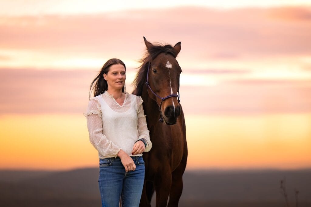 Praticienne bien-être animal accompagnant un cheval lors d'une séance bien-être animal