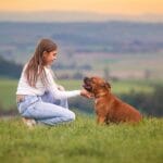 L'affection d'une jeune fille pour son chien
